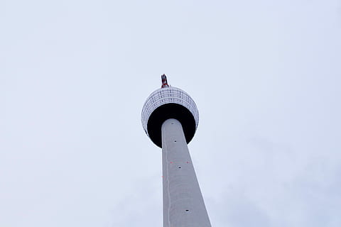 hvidt tårn, lav, vinkelfotografering, tv tårn, tårn, bygning, himmel, Sky, beton, struktur, arkitektur, grå, overskyet, Tyskland, stuttgart, minimal, bygget struktur, lav vinkel visning, bygning udvendig, dag, natur, kopiere plads, ingen mennesker, meddelelse, høj - høj, udendørs, skyfri himmel, flag, rejse, teknologi, høj sektion, direkte under, 4K, CC0, offentligt domæne, royaltyfrie