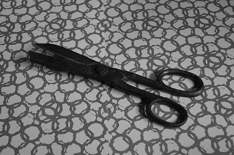 foarfece, tăiate, de modă veche, metal, foarfece, a taia, vechi, inoxidabil, ruginit, arte meserii, model, fundaluri, nici o persoana, studio shot, în interior, a închide, zi, natură moartă, un singur obiect, vedere în unghi mare, proiecta, formă, masa, ascuțit, culoare neagră, simplitate, instrument de lucru, geometrică, unealta de mana, sănătate și medicină, oţel, 5K, CC0, domeniu public, fără drepturi de autor