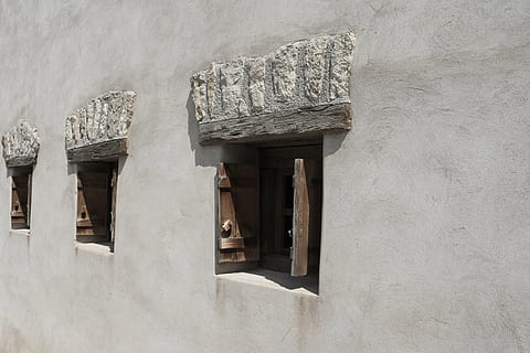 langas, sienos, balta, namai, užraktas, senas, sodyba, architektūra, pastatyta struktūra, pastato išorė, pastatas, nėra žmonių, sienų kūrimo funkcija, dieną, žemas kampo vaizdas, lauke, gyvenamasis rajonas, namas, mediena - medžiaga, pobūdį, istorija, saulės šviesa, praeitis, durys, 5K, CC0, Viešasis domenas, nemokamai