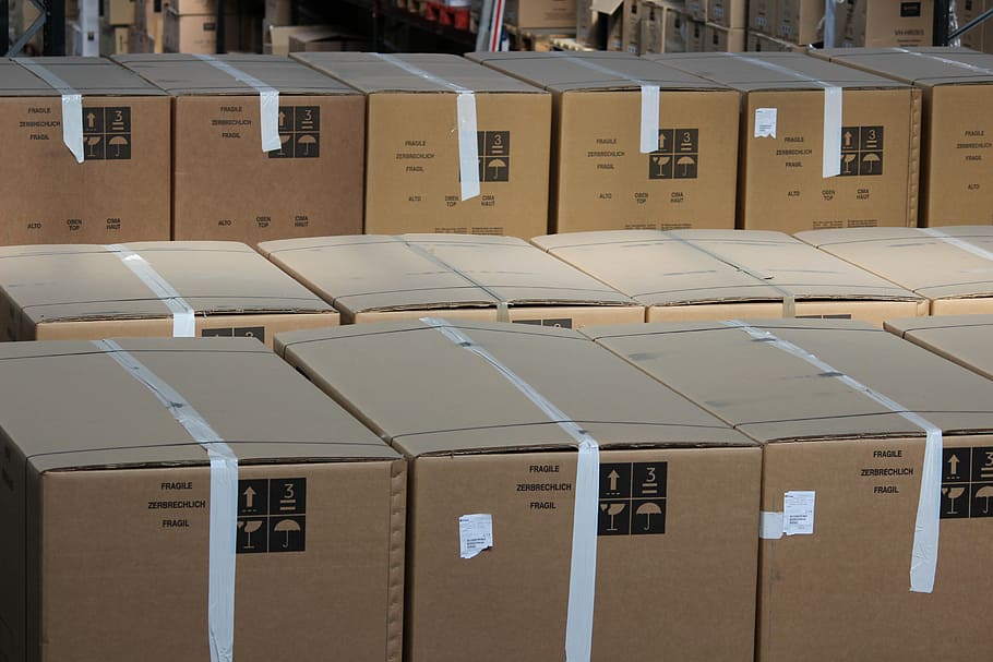 tancar, foto, caixes de cartró, primer pla, magatzem, palets, caixes, estoc, emmagatzematge, transport de mercaderies, caixa-contenidor, transport, Enviament, cartró, magatzem de distribució, negocis, contenidor de càrrega, indústria, paquet, Caixa de cartró, lliurament, en fila, a l'interior, cap gent, gran grup d'objectes, ordre, arquitectura, Caixa, repetició, costat a costat, estructura construïda, arranjament, marc complet, contenidor, absència, seient, dia, edifici, abundància, llum solar, 5K