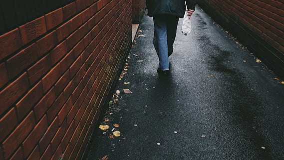 pessoa, caminhando, beco preto-pavimentado, Preto, concreto, estrada, homem de azul, denim azul, jeans, caminho, pessoas, rua, cena urbana, ao ar livre, molhado, agua, dia, pessoas reais, seção baixa, estilos de vida, roupa casual, uma pessoa, de pé, direção, o caminho a seguir, atividade de lazer, trilha, visão traseira, arquitetura, parte do corpo humano, parte do corpo, homens, transporte, perna humana, passarela, 4K, CC0, domínio público, royalty free
