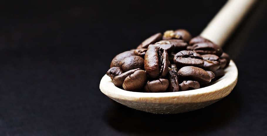 mongetes, cafeïna, cafè, primer pla, grans de cafè, Cullera de fusta, menjar i beguda, menjar, tir de l'estudi, fons negre, frescor, natura morta, a l'interior, cap gent, gran grup d'objectes, marró, cafè - beguda, abundància, enfocament selectiu, bol, grup d'objectes, material de fusta, còpia espai, espècia, 4K