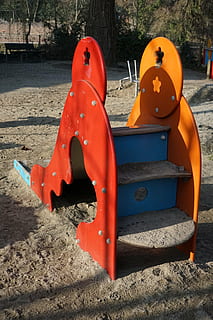 parque infantil, diapositiva, patio de recreo, rojo, nadie, luz del sol, día, tierra, color naranja, naturaleza, al aire libre, la seguridad, proteccion, seguridad, de cerca, sombra, playa, agua, representación, parque, casco, equipo de juego al aire libre, 5K, CC0, dominio público, libre de derechos