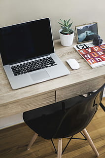macbook, pro, bord, magisk mus, Brun, træ-, skrivebord, computer, bærbar, teknologi, trådløs teknologi, indendørs, sæde, ingen mennesker, forbindelse, stol, møbel, meddelelse, potteplante, forretning, fravær, høj vinkel visning, stilleben, træ - materiale, plante, 5K, CC0, offentligt domæne, royaltyfrie