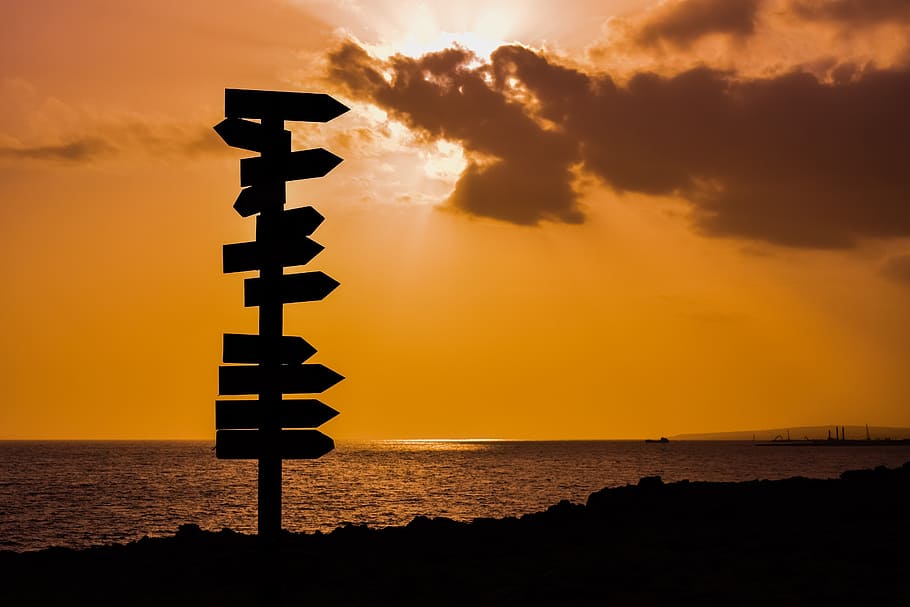 fotografia de silhueta, de madeira, sinalização rodoviária, sinais, por do sol, céu, nuvens, mar, luz solar, raio de Sol, cenário, silhuetas, sombras, tarde, Ayia Napa, Chipre, agua, silhueta, placa, comunicação, natureza, nuvem - céu, beleza na natureza, scenics - natureza, cor laranja, ninguém, horizonte sobre a água, ao ar livre, orientação, idílico, sinal de aviso, cena tranquila, poluição, 5K