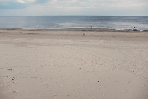 folk på seacoast, mennesker, landskab, strand, sand, hav, natur, kystlinje, ingen mennesker, rejse steder, strande, udendørs, ferier, sommer, ro, skønhed i naturen, jord, vand, himmel, scenics - natur, horisont, horisont over vand, rolig scene, dag, ikke-urbane scene, sky - himmel, fjern, 4K, CC0, offentligt domæne, royaltyfrie