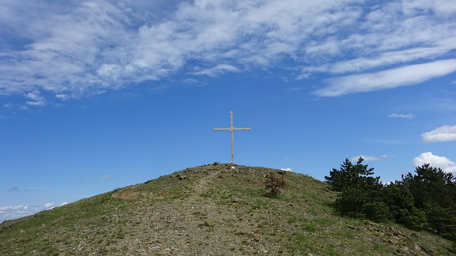 attraversare, montagna, vertice, croce al vertice, montagne, nuvole, cielo, cristianesimo, religione, crocifisso, spiritualità, forma a croce, Gesù Cristo, cattolicesimo, Chiesa, nuvola - cielo, natura, blu, Inquadratura dal basso, credenza, ambiente, giorno, struttura costruita, all'aperto, architettura, scenics - natura, nessuno, la tranquillità, simbolo, picco di montagna, 4K