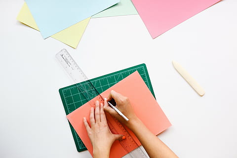 architecte, calculateur, concept, conception, dessin, mathématiques, Bureau, La peinture, stylo, règle, école, feuilles de papier, esquisse, étude, fil de fer, travail, main humaine, main, partie du corps humain, en portant, une personne, papier, adulte, à l'intérieur, affaires, prise de vue en studio, document, fond blanc, coupé, femmes, Occupation, multi couleur, vue grand angle, partie du corps, 4K, CC0, domaine public, libre de droits
