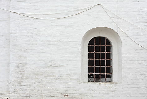 negro, cables, blanco, pared, gris, acero, ventana, reja, barras, arquitectura, exterior del edificio, estructura construida, día, al aire libre, nadie, de cerca, pared - característica de la construcción, edificio, arco, el color blanco, vista de ángulo bajo, antiguo, rallar, blanqueado, Distrito residencial, naturaleza, 1080P
