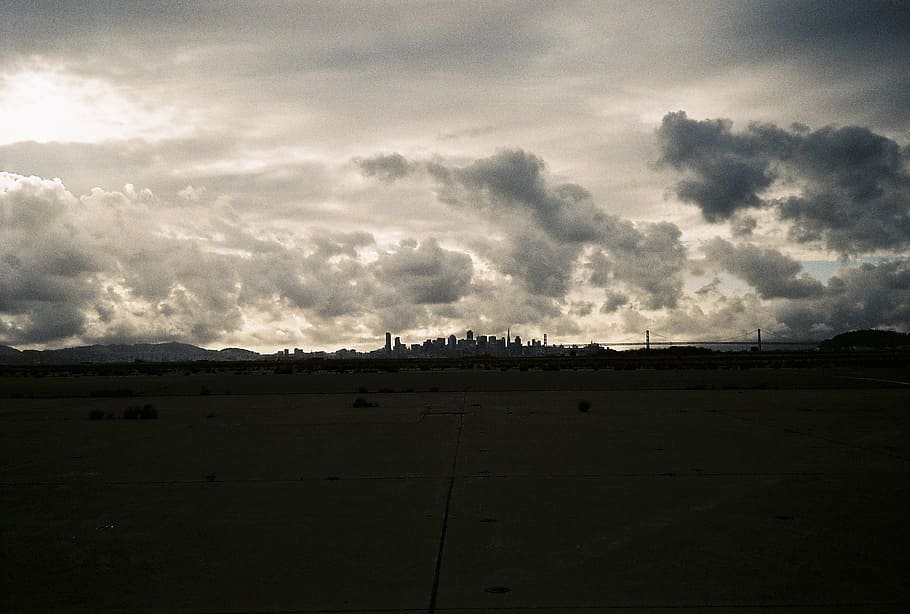 blanc, concret, sòl, núvols, silueta, fotografia, alt, pujar, edifici, cel, fosc, vespre, ombra, ciutat, edificis, horitzó, camp, naturalesa, paisatge, cap gent, núvol - cel, tranquil·litat, bellesa a la natura, a l'aire lliure, escenics, medi ambient, escena tranquil·la, escenics - natura, terra, dia, escena no urbana, planta, idíl·lic, 720P