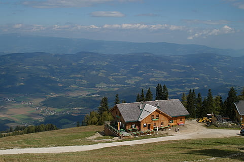 szeroki, odległy widok, góry, widok, wizja, punkt widzenia, horyzont, lato, Natura, niebieski, Góra, scenics - natura, piękno natury, architektura, budynek, drzewo, pasmo górskie, krajobraz, na zewnątrz budynku, zbudowana struktura, roślina, środowisko, dom, chmura - niebo, niebo, dzień, scena pozamiejska, spokojna scena, spokój, żadnych ludzi, na dworze, szczyt górski, 2K, CC0, domena publiczna, darmowe zdjęcia