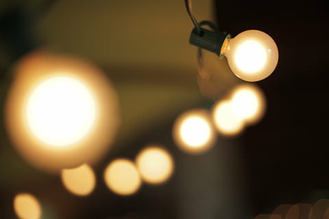 luci di stringa, luce, lampada, luce della stringa, lampadina, elettricità, energia, idea, bicchiere, bianca, luminosa, elettrico, splendore, illuminare, raggiante, illuminazione, orizzontale, giallo, lampada elettrica, attrezzatura per l'illuminazione, illuminato, notte, lampione, luce - fenomeno naturale, luce elettrica, Inquadratura dal basso, avvicinamento, nessuno, in casa, concentrarsi sulle conoscenze acquisite, messa a fuoco selettiva, sospeso, defocused, buio, riflesso lente, soffitto, 5K, CC0, dominio pubblico, privo di copyright
