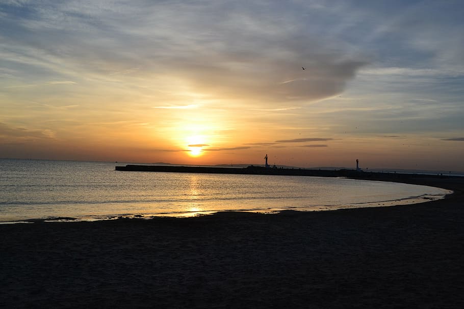 Sonne, Sonnenuntergang, Meer, Bucht, Seite, Abend, Dämmerung, Strand, Landschaft, Himmel, Wasser, wolke - himmel, Szenen - Natur, Transport, Schönheit in der Natur, ruhige Szene, Ruhe, Wasserfahrzeug, Natur, orange Farbe, Land, Silhouette, keine Leute, Sonnenlicht, draußen, Horizont über Wasser, 4K