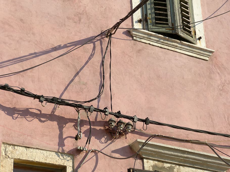 kabel, elektronika, kabeláž, řádek, elektřina, elektrická instalace, venkovní instalace, energie, venkovní, chorvatsko, proud, zdroj napájení, izolace, nadzemního vedení, elektrické vedení, Domov, hauswand, fasáda, spojení, starý, exteriér budovy, stavba, architektura, nízký úhel pohledu, nikdo, den, okno, nástěnný prvek, osvětlovací zařízení, Příroda, budova, venku, paliva a energie, technologie, slunečního světla, elektrické zařízení, 4K