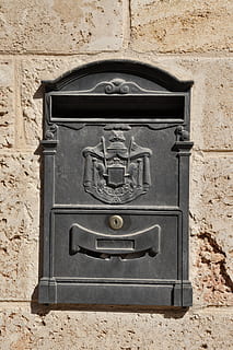 cassetta postale, posta, inviare, comunicazione, metallo, grigio, consegna, letterbox, architettura, caratteristica della parete, giorno, struttura costruita, nessuno, avvicinamento, esterno dell'edificio, vecchio, mail slot, protezione, Entrata, sicurezza, porta, all'aperto, corrispondenza, muro di pietra, 2K, CC0, dominio pubblico, privo di copyright