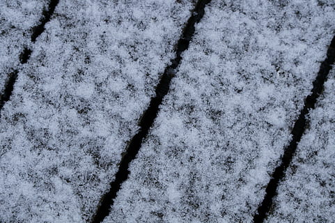 struttura, neve artificiale, nevoso, la neve, terra, terrazza, tavole, inverno, temperatura fredda, nessuno, fotogramma intero, sfondi, giorno, avvicinamento, natura, congelato, vista dall'alto, Colore bianco, strutturato, all'aperto, bellezza nella natura, ghiaccio, modello, direttamente sopra, albero, fusione, neve polverosa, 5K, CC0, dominio pubblico, privo di copyright