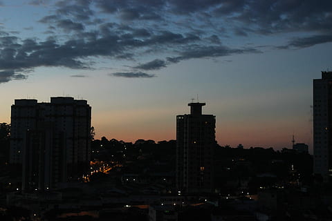 cidade, crepúsculo, nuvem, por do sol, arquitetura, exterior do edifício, estrutura construída, céu, construção, nuvem - céu, paisagem urbana, ninguém, silhueta, exterior do prédio de escritórios, natureza, iluminado, vida urbana, arranha-céu, Distrito residencial, moderno, ao ar livre, céu romântico, 5K, CC0, domínio público, royalty free