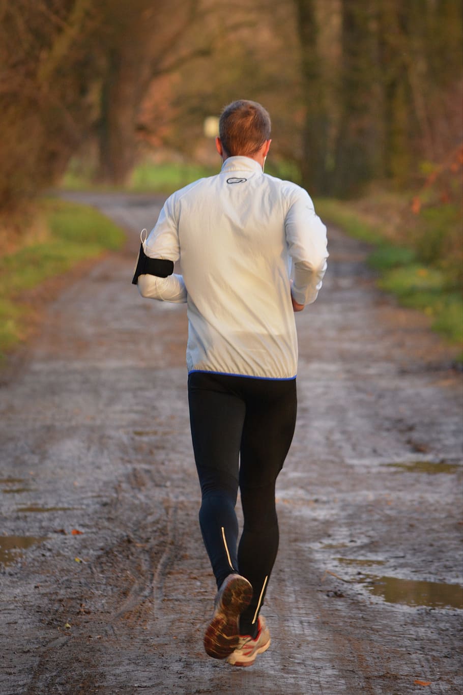 Foto, mand, hvid, sort, skjorte, sweatpants jogging, Mark, mand i hvidt, sort skjorte, sweatpants, løber, mennesker, løbe, gå, jogger, sport, over outfit, bevægelse, kun en mand, kun voksne, kun mænd, en person, voksen, bagfra, rigtige mennesker, fuld længde, livsstil, fritidsaktivitet, fokus på forgrunden, vejen frem, sti, retning, vej, afslappet tøj, natur, herrer, dag, træ, udendørs, jord, 4K