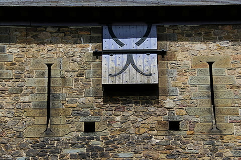 obturador del castell, finestra, antic, castell, arquitectura, paret, vell, edifici, medieval, vintage, pedra, persianes, fusta, exterior, marró, a l'aire lliure, rústic, envellit, resistent, teló de fons, paret de pedra, estructura, obsoleta, retro, estructura construïda, exterior de l'edifici, funció de construcció de parets, cap gent, dia, abandonat, vista d’angle baix, paret de maó, maó, espatllat, nombre, història, deteriorament, 5K, CC0, domini públic, lliure de regalies