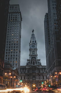vicino, foto, Torre, avvicinamento, notte, scena urbana, architettura, posto famoso, città, illuminato, Stati Uniti d'America, struttura costruita, esterno dell'edificio, traffico, strada, vita di città, paesaggio urbano, costruzione, cielo, edificio per uffici esterno, auto, alto - alto, veicolo a motore, natura, nuvola - cielo, destinazioni di viaggio, grattacielo, nessuno, Inquadratura dal basso, 4K, CC0, dominio pubblico, privo di copyright