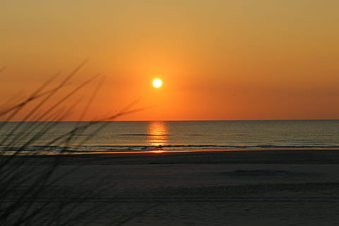 Wellen, eilte, Ufer, Sonnenuntergang, Strand, Düne, Wolke, Himmel, Sand, Wind, Ozean, Meer, Nordsee, Dänemark, Nordfriesland, Sommer-, Ostsee, Steine, Sandstrand, Treibgut, Yoga, auf dem Kopf stehend, Kopfstand, Asana, Meditation, Bewusstsein, Natur, Urlaub, Wasser, Horizont, Schönheit in der Natur, Szenen - Natur, Horizont über Wasser, Ruhe, ruhige Szene, Sonne, Land, keine Leute, idyllisch, Reiseziele, Dämmerung, Dramatischer Himmel, draußen, Segelboot, 5K, CC0, gemeinfrei, lizenzfrei