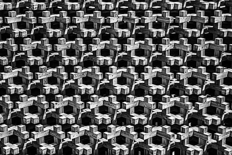 gris, negro, cruzar, papel pintado, digital, japonés, pabellón, arquitectura, edificio, modelo, madera, antecedentes, resumen, en blanco y negro, de color negro, texturizado, fotograma completo, en una fila, adentro, política, audiencia, lado a lado, repetición, grupo de personas, abundancia, vista de alto ángulo, orden, gente real, estadio, al aire libre, gran grupo de objetos, asiento, arreglo, gran grupo de personas, día, 5K, CC0, dominio público, libre de derechos