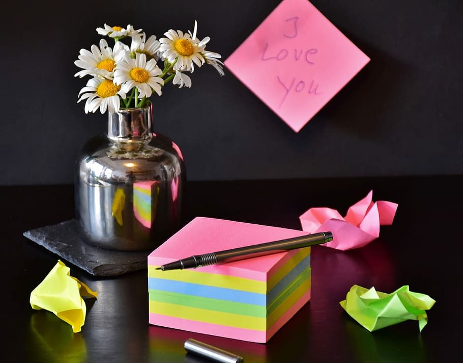 sort, pen, klæbrig, noter, papir, blok, forlade, Bemærk, kontor, liste, klæbende noter, besked, ambassade, kærlighed, følelser, ekspression, Post-it, notesblok, Sticky note, selvklæbende notat, memo, hukommelse, gå ind, blomst, blomstrende plante, bord, indendørs, friskhed, plante, multi farvet, skønhed i naturen, natur, ingen mennesker, stilleben, lyserød farve, vase, beholder, blomsterhoved, tæt på, skrøbelighed, sårbarhed, glas - materiale, blomster arrangement, sort baggrund, 4K