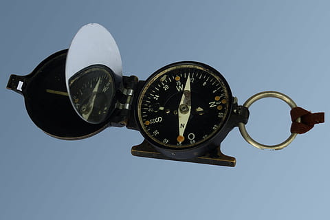 Kompass, Antiquität, alt, Kompass Punkt, Navigation, Richtung, März, Norden, Süden, west, Osten, keine Leute, Himmel, Zeit, klarer Himmel, Metall, Flugzeug, Kreis, Geometrische Figur, Transport, Luftfahrzeug, Transportmittel, draußen, Tag, Militär-, Natur, Uhr, schwarze Farbe, gestalten, Blau, die Architektur, Regierung, 4K, CC0, gemeinfrei, lizenzfrei