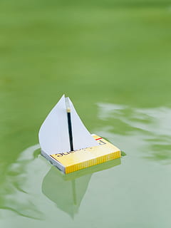 papir, støvle, folde, skib, papierschiff, origami, vand, kunst, tinker, børn, sejle, materiale, kunsthåndværk, tæt, nautiske fartøj, sø, sommer, flyder på vandet, farvet baggrund, ingen mennesker, dag, flydende, havnefronten, natur, afspejling, kopiere plads, grøn farve, udendørs, høj vinkel visning, tæt på, transportmidler, stående vand, papirbåd, ro, 2K, CC0, offentligt domæne, royaltyfrie