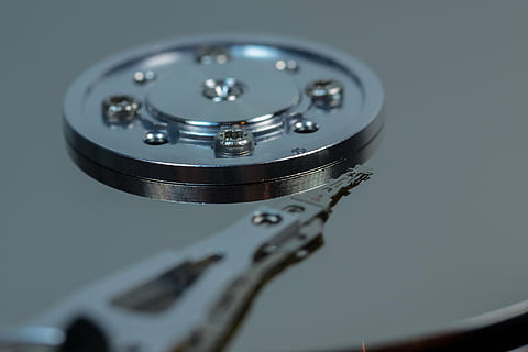 hårddisk, hdd, hårdvara, dator, disk, makro, datalagring, teknologi, läsa huvuden, inre arbeten, komponent, chip, Det, magnetiska huvuden, sata, styrelse, digital, databehandling, moderkort, skrivhuvuden, magnetisk datalagring, data, Skära ut, nål, edp, detalj, minneskrets, närbild, inomhus, inget folk, studio skott, datorutrustning, metall, kommunikation, enda objekt, Utrustning, elektronikindustrin, noggrannhet, dator del, cirkel, förbindelse, selektiv fokusering, vetenskap, silverfärgad, elektrisk utrustning, pålitlighet, 4K, CC0, offentligt domän, royaltyfria