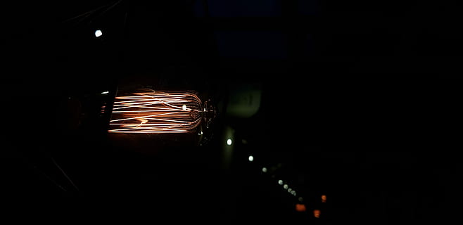 Senza titolo, luci, buio, notte, illuminato, attrezzatura per l'illuminazione, luce - fenomeno naturale, copia spazio, nessuno, in casa, lunga esposizione, raggiante, luce, elettricità, movimento sfocato, lampadina, luce elettrica, stanza buia, avvicinamento, tecnologia, movimento, sentiero leggero, sfondo nero, 4K, CC0, dominio pubblico, privo di copyright