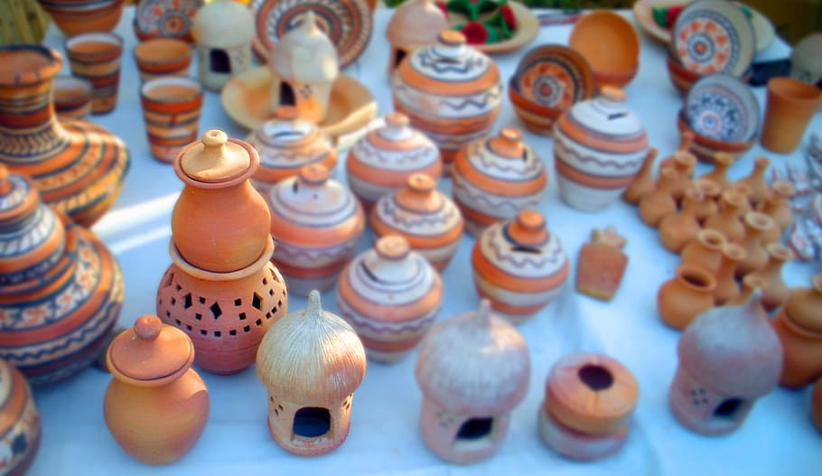 pentole, cose, fatto a mano, design, vecchio, grande gruppo di oggetti, arte e artigianato, nessuno, creatività, rappresentazione, vista dall'alto, Al dettaglio, in vendita, natura morta, preparativi, figurina, abbondanza, avvicinamento, in casa, rappresentazione umana, scelta, Marrone, mercato, concentrarsi sulle conoscenze acquisite, variazione, esposizione al dettaglio, 2K