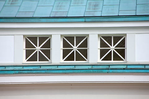 bygning, vindu, arkitektur, blå, glass - materiale, bygget struktur, bygge eksteriør, fasade, ingen folk, moderne, tak, dag, full ramme, hus, form, boligområde, geometrisk form, utendørs, by, mønster, hvit farge, bakgrunn, vinduskarm, 5K, CC0, offentlig domene, opphavsrett gratis