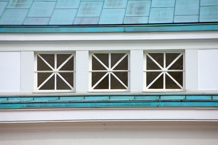bygning, vindu, arkitektur, blå, glass - materiale, bygget struktur, bygge eksteriør, fasade, ingen folk, moderne, tak, dag, full ramme, hus, form, boligområde, geometrisk form, utendørs, by, mønster, hvit farge, bakgrunn, vinduskarm, 5K