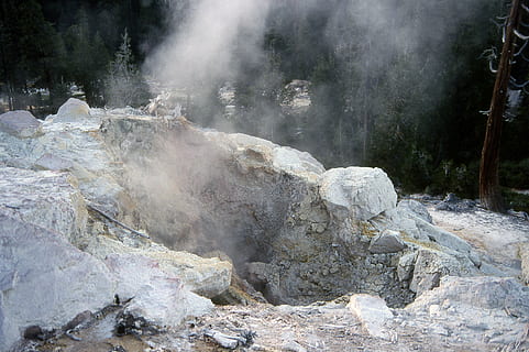 diable, la cuina del diable, lassen, volcànica, nacional, parc, fum, venint, rock, foc, muntanya, arbre, geografia física, geologia, primavera càlida, bellesa a la natura, vapor, poder a la natura, calor - temperatura, poder, fum - estructura física, naturalesa, aigua, paisatge, escenics - natura, escena no urbana, dia, medi ambient, cap gent, guèiser, sòlid, a l'aire lliure, 4K, CC0, domini públic, lliure de regalies