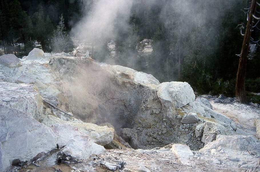 diable, la cuina del diable, lassen, volcànica, nacional, parc, fum, venint, rock, foc, muntanya, arbre, geografia física, geologia, primavera càlida, bellesa a la natura, vapor, poder a la natura, calor - temperatura, poder, fum - estructura física, naturalesa, aigua, paisatge, escenics - natura, escena no urbana, dia, medi ambient, cap gent, guèiser, sòlid, a l'aire lliure, 4K
