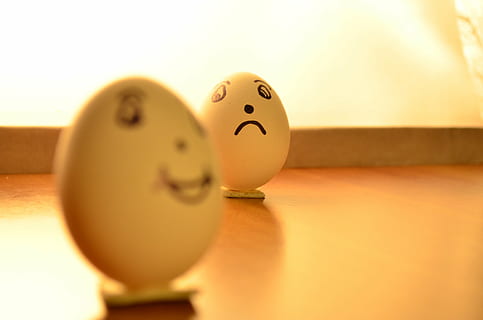 uova, espressione, contento, triste, emoticon, divertente, faccina antropomorfa, in casa, tavolo, sorridente, avvicinamento, divertimento, nessuno, uovo, viso, antropomorfo, rilassamento, parte del corpo, attività di svago, messa a fuoco selettiva, legno - materiale, natura morta, cibo e bevande, rappresentazione umana, 4K, CC0, dominio pubblico, privo di copyright