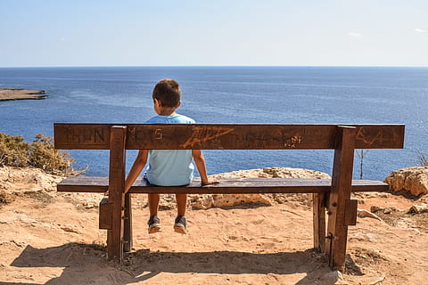 niño, meditando, musa, mar, azul infinito, banco, agua, hombres, una persona, horizonte, vista trasera, horizonte sobre el agua, machos, cielo, actividad de ocio, paisajes - naturaleza, playa, naturaleza, tierra, sentado, vacaciones, viaje, al aire libre, mirando a la vista, 5K, CC0, dominio público, libre de derechos