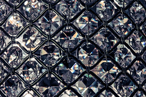 close-up fotografie, grijs, behang, kristallen, patroon, ontwerp, structuur, decoratie, vorm, meetkundig, licht, decoratief, ornament, helder, mousserend, achtergronden, abstract, architectuur, volledig kader, hek, geen mensen, metaal, veiligheid, bescherming, chainlink omheining, grens, barrière, herhaling, detailopname, glas - materiaal, dag, ingebouwde structuur, luxe, 2K, CC0, publiek domein, royaltyvrij