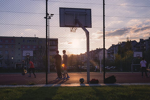 uomini, giocando, pallacanestro, d'oro, ora, persone, attivo, attività, palla, cestino, bambino, bambini, concorrenza, recinto, gioco, saltare, ragazzo, tempo libero, giocare, giocatore, sport, pallacanestro - sport, tramonto, architettura, recinzione a rete, barriera, struttura costruita, confine, città, Tribunale, esterno dell'edificio, persone reali, cielo, natura, canestro, campo da gioco, gruppo di persone, attività di svago, all'aperto, 5K, CC0, dominio pubblico, privo di copyright