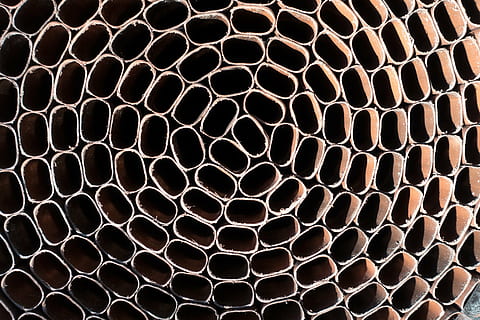 brun container parti, struktur, koncentriske, mønster, oval, om, form, abstrakt, centrum, rolle, fond, baggrund, baggrunde, fuld ramme, ingen mennesker, tæt på, design, gentagelse, geometrisk form, metal, tekstureret, sekskant, overflod, stor gruppe af objekter, arrangement, udendørs, dag, Brun, natur, bikage, ren, 5K, CC0, offentligt domæne, royaltyfrie