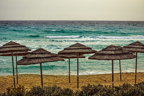 Strand, leeren, Meer, Regenschirme, Winter, außerhalb der Saison, Land, Wasser, Horizont über Wasser, Horizont, Schönheit in der Natur, Himmel, Szenen - Natur, Ruhe, ruhige Szene, Natur, Welle, Sand, Dach, keine Leute, idyllisch, Strohdach, Ausflug, draußen, 5K, CC0, gemeinfrei, lizenzfrei