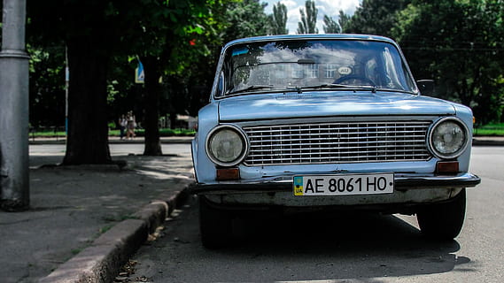 modrý, auto, zaparkováno, Šedá, pouliční osvětlení post, odstín, strom, během dne, modré auto, šedá ulice, pouliční osvětlení, pošta, staromódní, starý, retro stylu, zastaralý, klasický, přeprava, antický, Historické auto, pozemního vozidla, ulice, čelní pohled, dopravy, zaměřit se na popředí, způsob dopravy, motorové vozidlo, světlomet, text, den, Příroda, venku, západní skript, město, 2K, CC0, veřejná doména, bez autorských práv