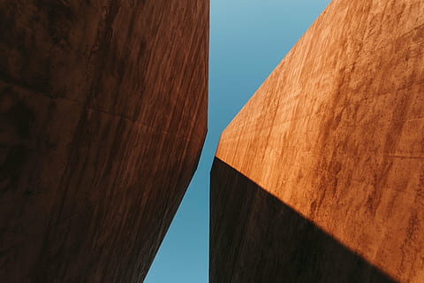 marró, estructures, blau, cel, arquitectura, edifici, infraestructura, estructura, establiment, ombra, estructura construïda, dia, a l'aire lliure, exterior de l'edifici, cap gent, textura, indústria, vista d’angle baix, naturalesa, cel clar, material de fusta, funció de construcció de parets, primer pla, assolellat, llum solar, ciutat, concret, gra de fusta, 5K