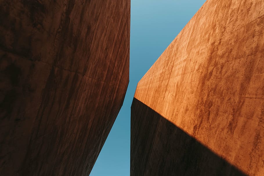 marró, estructures, blau, cel, arquitectura, edifici, infraestructura, estructura, establiment, ombra, estructura construïda, dia, a l'aire lliure, exterior de l'edifici, cap gent, textura, indústria, vista d’angle baix, naturalesa, cel clar, material de fusta, funció de construcció de parets, primer pla, assolellat, llum solar, ciutat, concret, gra de fusta, 5K
