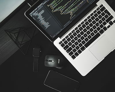Macbook Pro, macbook, pro, tourné, la programmation, développeur, Bureau, La technologie, Technologie sans fil, ordinateur, lien, équipement informatique, clavier, la communication, clavier d'ordinateur, portable, dispositif d'information portable, personne, moniteur d'ordinateur, table, à l'intérieur, vue grand angle, l'Internet, directement au-dessus, nature morte, téléphone intelligent, clé d'ordinateur, 4K, CC0, domaine public, libre de droits
