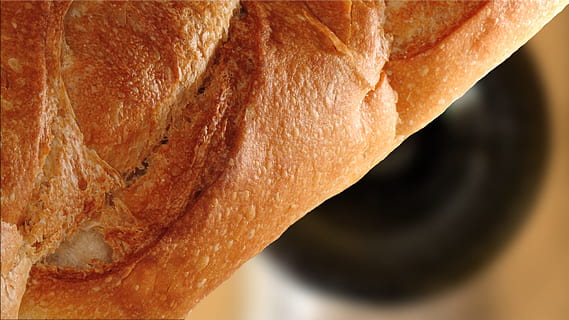 Croissantbrot, Brot, Wein, Tabelle, Lebensmittel, Gourmet, Italienisch, Wein und Käse, Wein trinken, Flasche, Laib, Alkohol, Getränk, Mittelmeer, Rotwein, Restaurant, Wein Hintergrund, Essen und Wein, Küche, Essen, Abendessen, Mittagessen, Brunch, Familie, Essen und Trinken, Nahansicht, Makro, Frische, keine Leute, extreme Nahaufnahme, Fleisch, Fokus auf den Vordergrund, Studioaufnahme, drinnen, braun, französisches Essen, Stangenbrot, verarbeitetes Fleisch, ein Leib Brot, Scheibe, italienisches Essen, dunkel, Luxus, 1080P, CC0, gemeinfrei, lizenzfrei