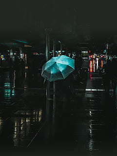 selettivo, fotografia a colori, blu, ombrello, ore notturne, persona, detenzione, fotografia a colori selettiva, ombrello blu, pioggia, notte, persone, scena urbana, bagnato, strada, a piedi, vita di città, buio, acqua, stagione piovosa, tempo metereologico, protezione, monsone, città, illuminato, architettura, riflessione, persone accessorie, struttura costruita, sicurezza, natura, persone reali, all'aperto, 4K, CC0, dominio pubblico, privo di copyright