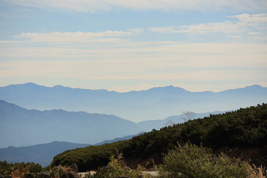 muntanyes, cobert, verd, plantes, aèria, fotografia, muntanya, turó, paisatge, arbre, camp, rang, naturalesa, a l'aire lliure, rock, núvol, formació geològica, pacífica, natural, corrent, bellesa a la natura, escenics - natura, cel, escena tranquil·la, tranquil·litat, planta, núvol - cel, Serra, cap gent, escena no urbana, medi ambient, creixement, idíl·lic, dia, terra, 5K