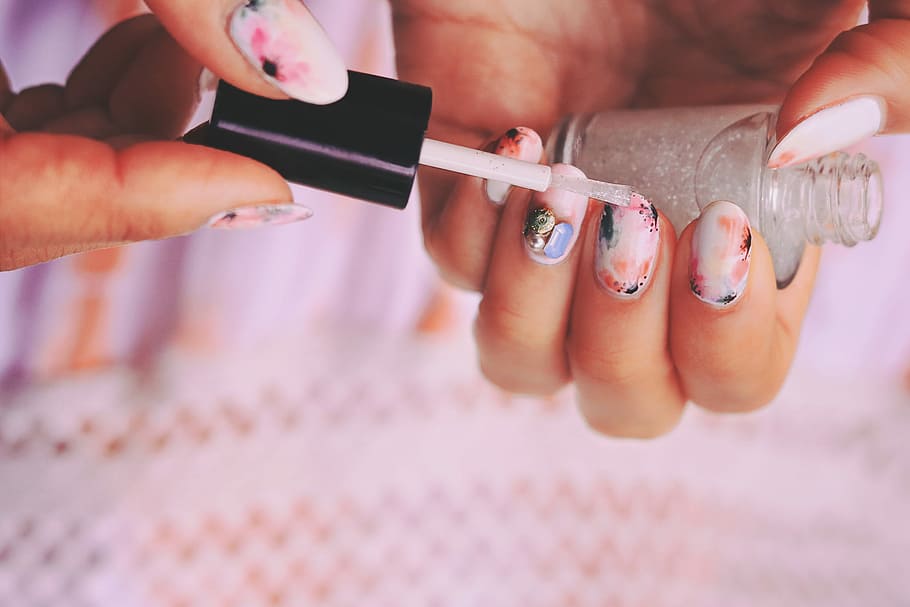persona, utilitzant, ungles, polir, esmalt per a les ungles, mà humana, primer pla, dones, producte de bellesa, ungla, manicura, gent, esteticista, cura del cos, ètnia caucàsica, celebració, femelles, part del cos humà, dit humà, mà, part del cos, dit, centrar-se en primer pla, persones reals, adult, a l'interior, creativitat, art d'ungles, pintar les ungles, 1080P